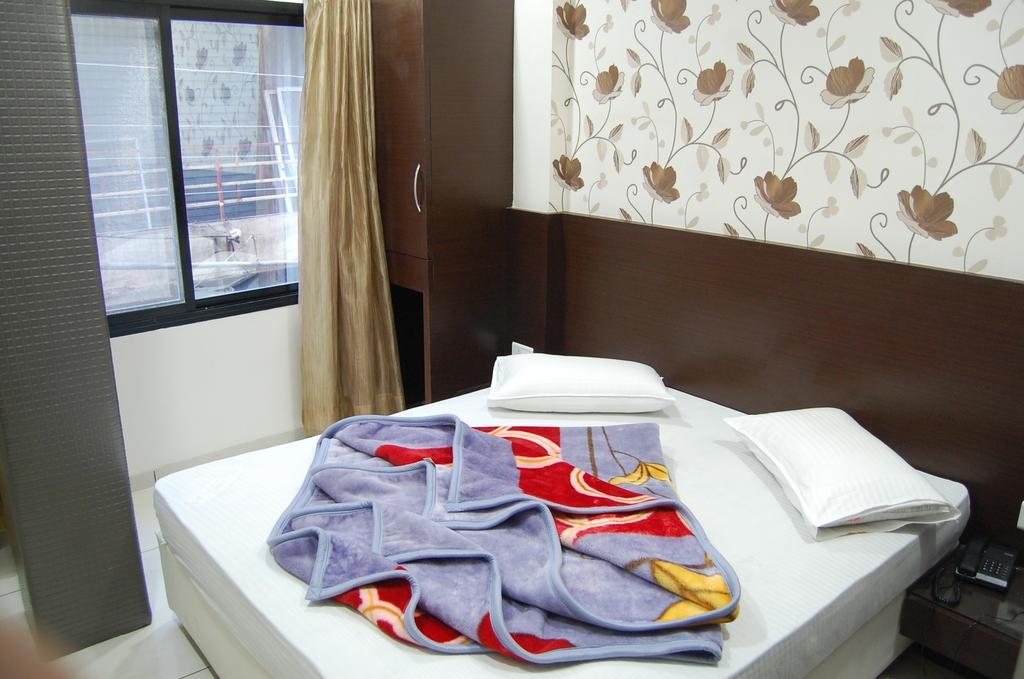 Hotel Poonam Palace Ujjain Room photo