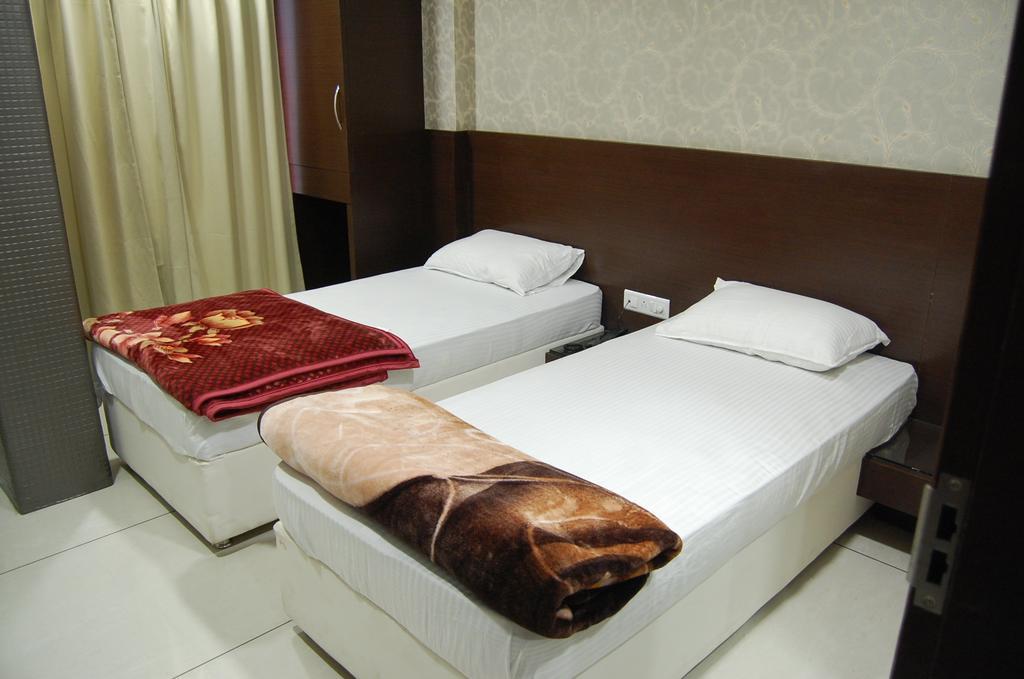 Hotel Poonam Palace Ujjain Exterior photo